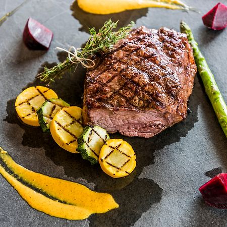 Holiday Inn Cucuta By Ihg Exteriér fotografie A steak prepared with vegetables
