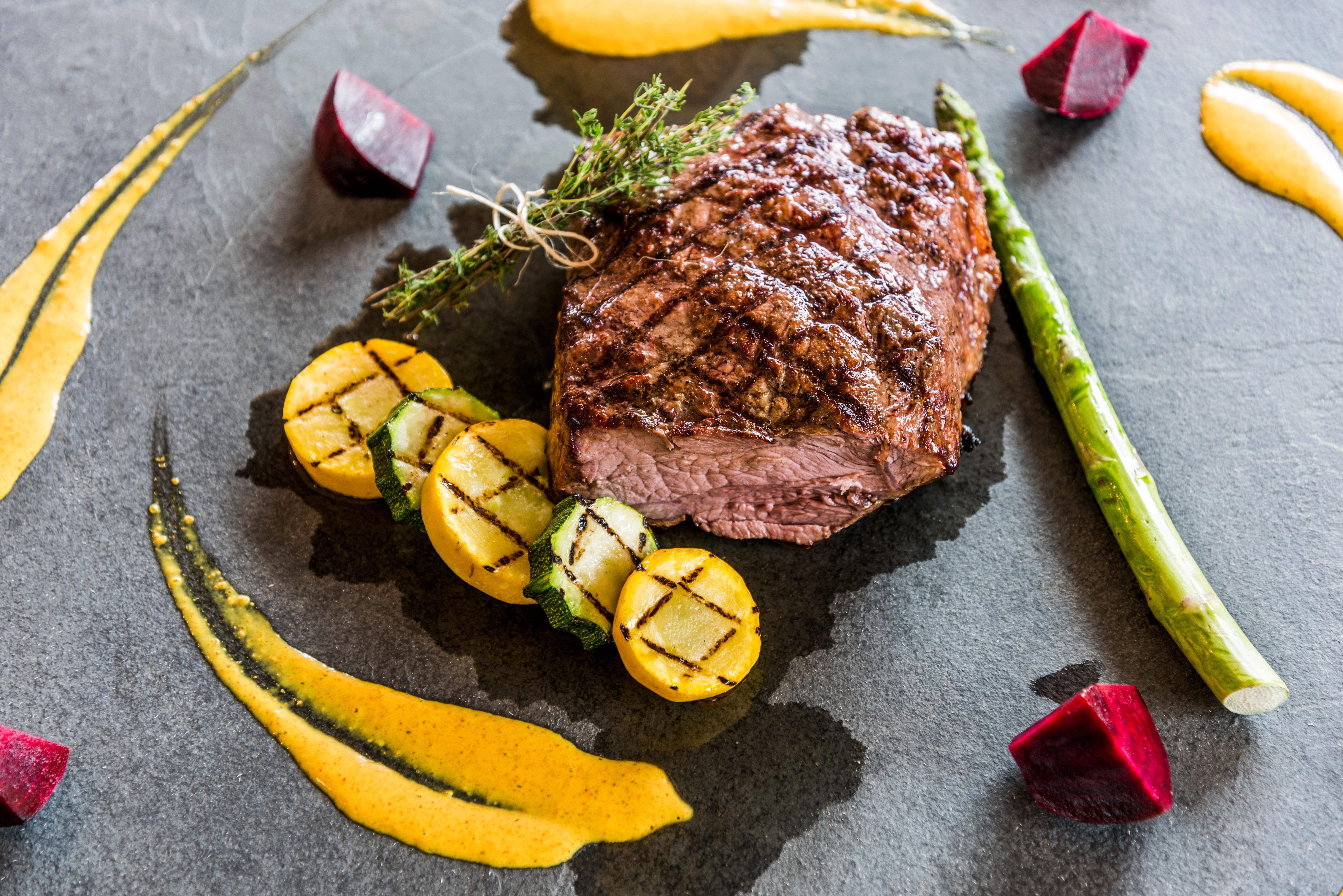 Holiday Inn Cucuta By Ihg Exteriér fotografie A steak prepared with vegetables