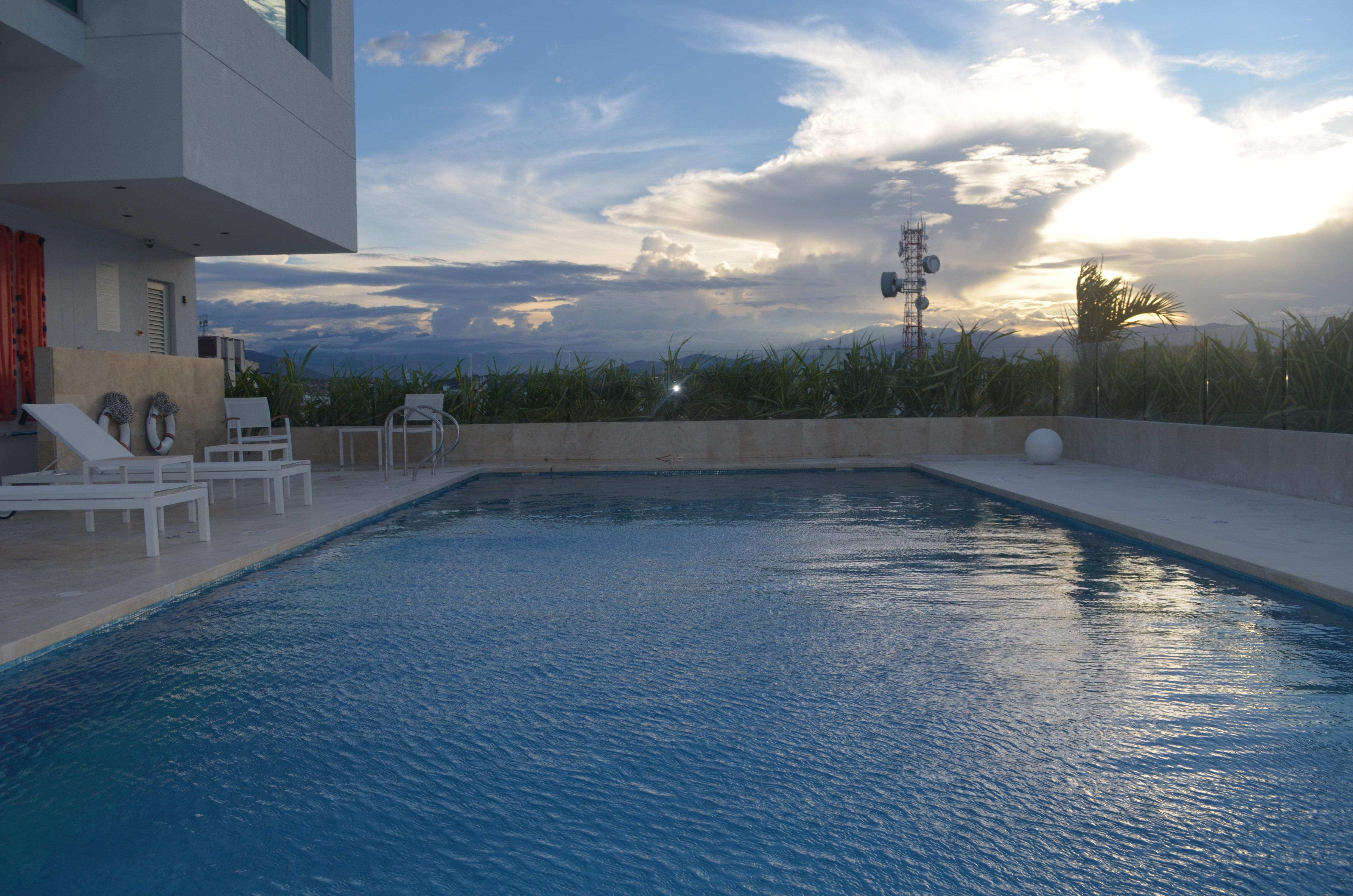 Holiday Inn Cucuta By Ihg Exteriér fotografie Swimming pool at the hotel