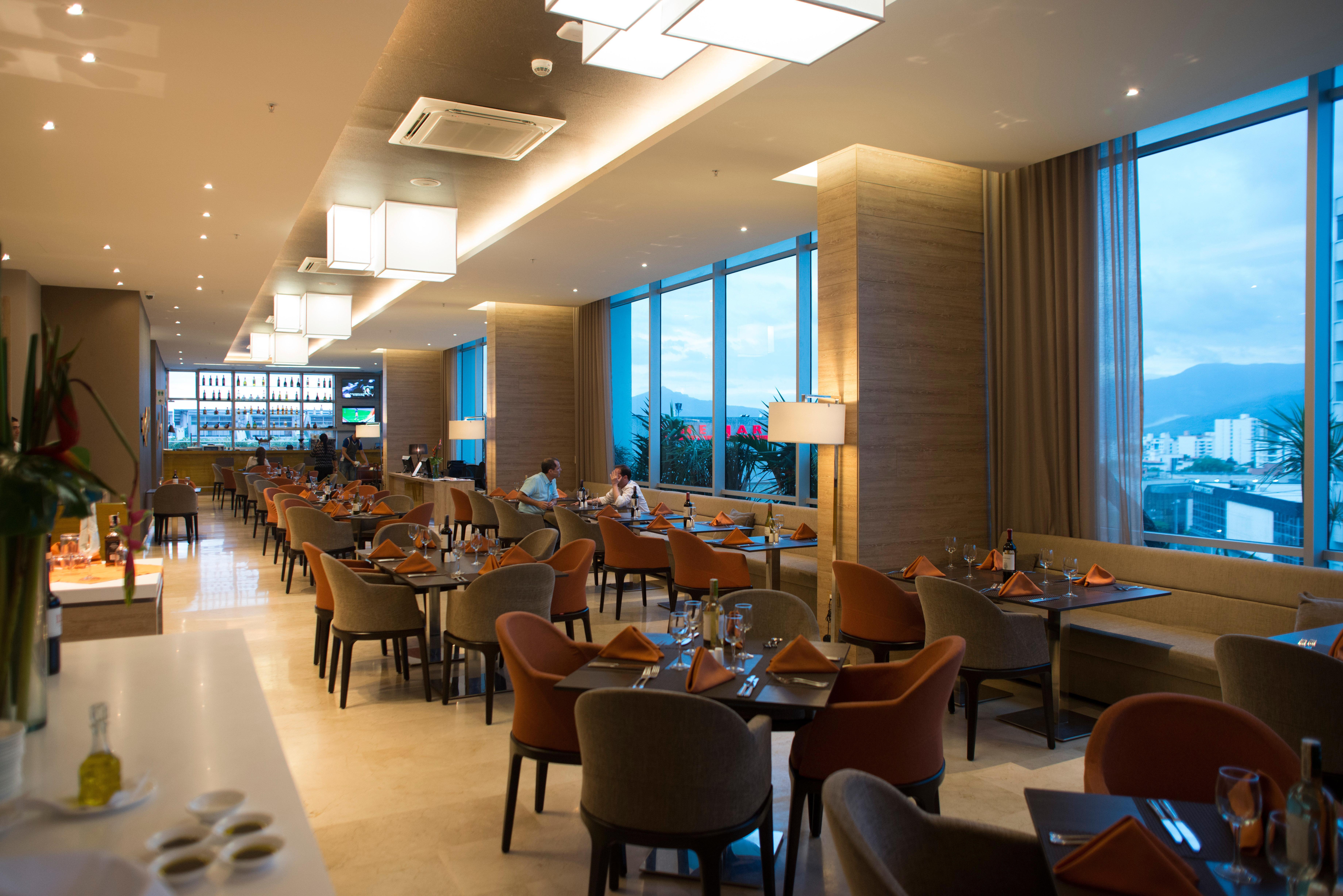Holiday Inn Cucuta By Ihg Exteriér fotografie The Club Lounge at Hong Kong International Airport