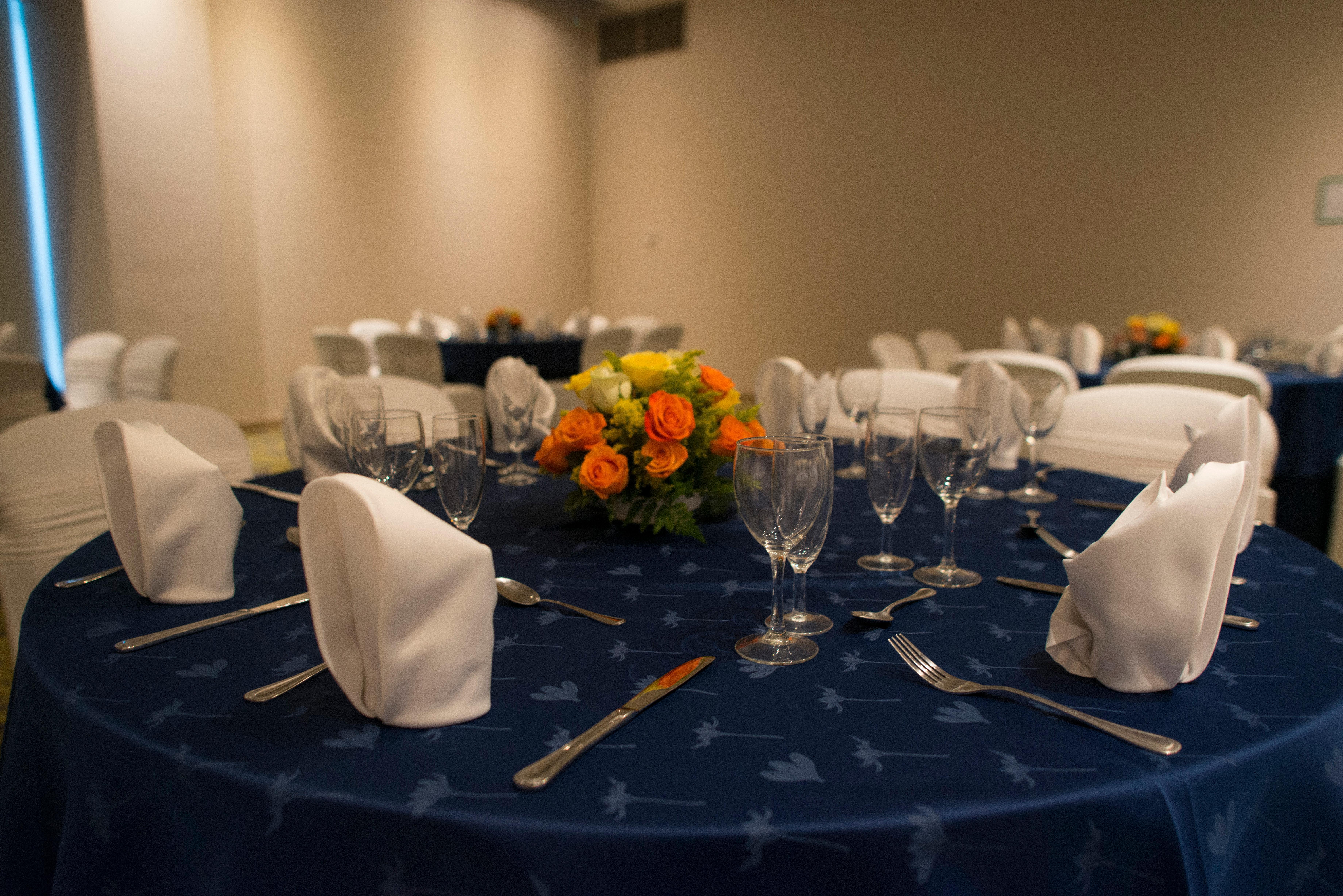 Holiday Inn Cucuta By Ihg Exteriér fotografie A table set for a formal dinner