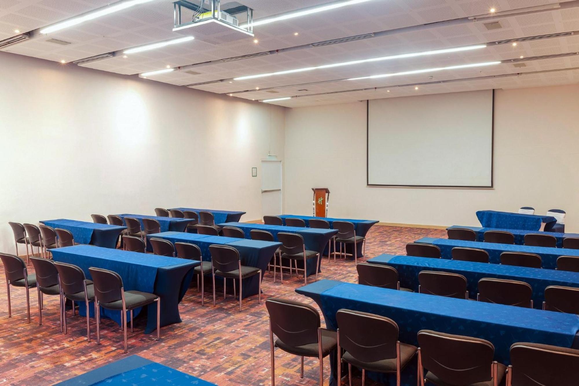 Holiday Inn Cucuta By Ihg Exteriér fotografie A typical classroom layout