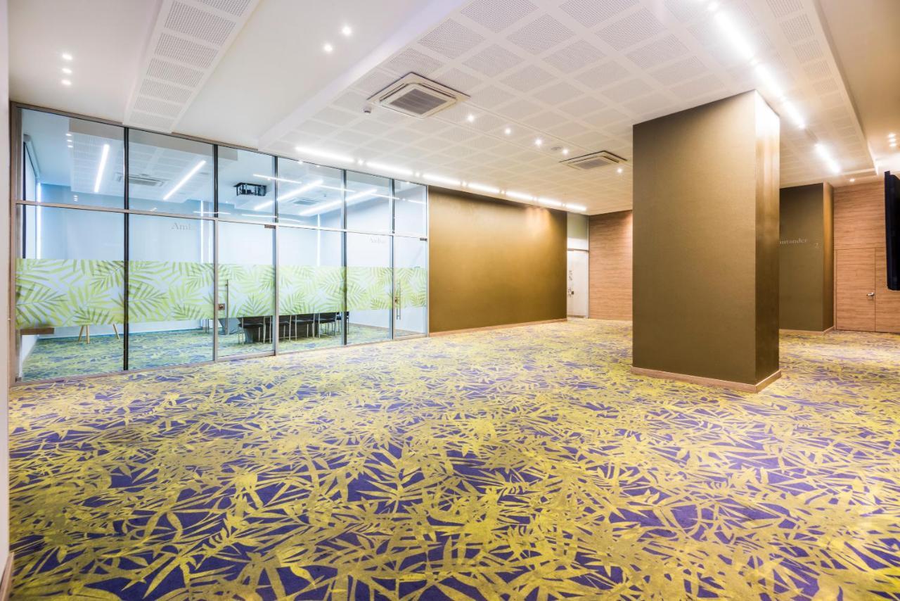 Holiday Inn Cucuta By Ihg Exteriér fotografie Carpet flooring