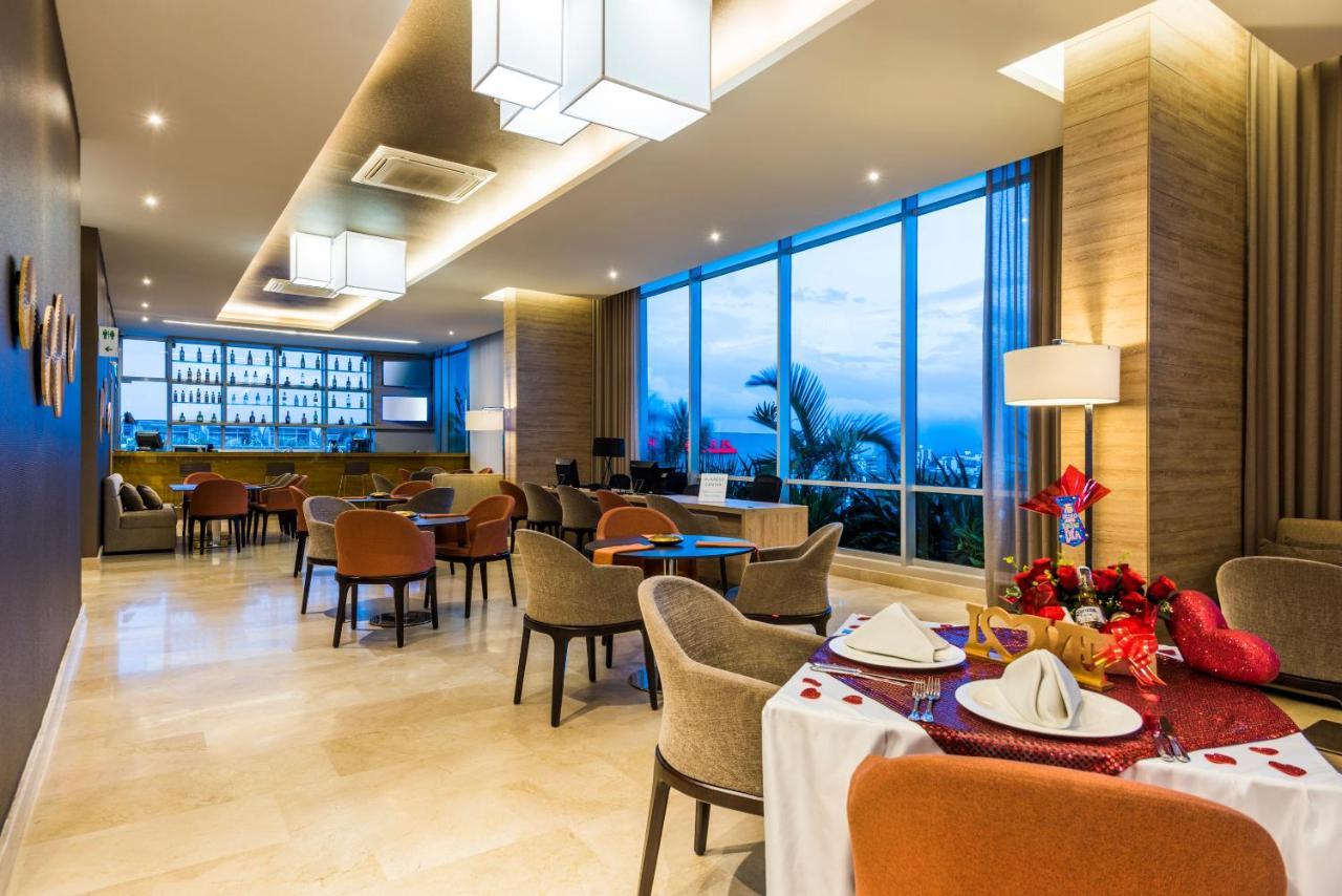 Holiday Inn Cucuta By Ihg Exteriér fotografie The Club Lounge at the 36th floor